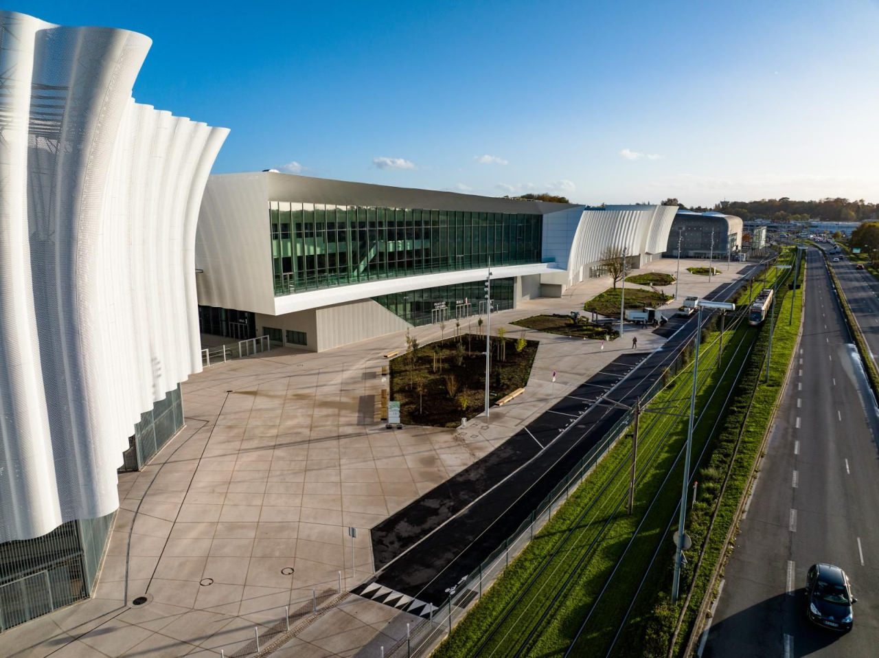 Parvis de CO'Met avec l'Arena en premier plan puis le palais des congrès et le parc des expositions - Le Loiret