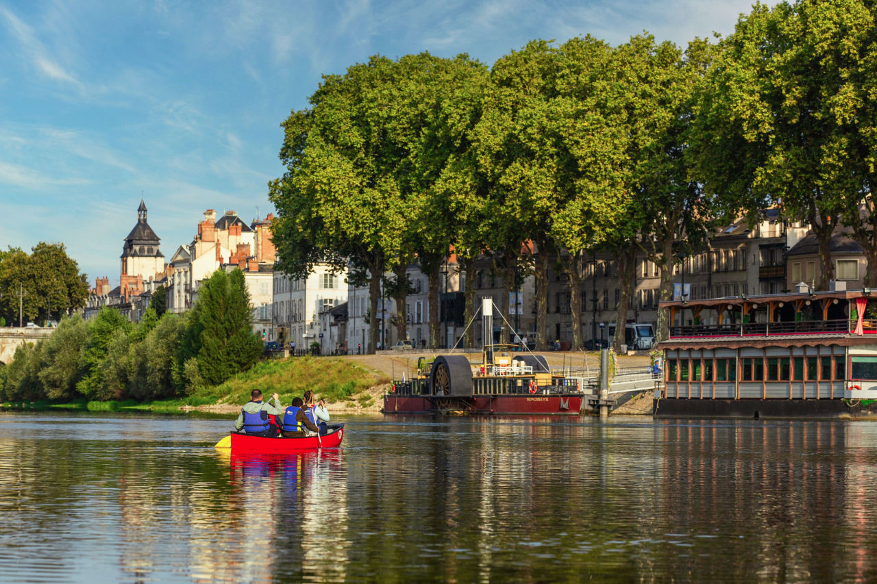Balade en canoé sur la Loire avec l'inexplosible et la deuxième plan et le centre ville en arrière plan
