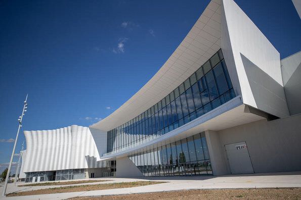 Parvis de CO'Met avec au prmier plan de palais des congrès et le parc des expositions et en arrière plan l'Arena