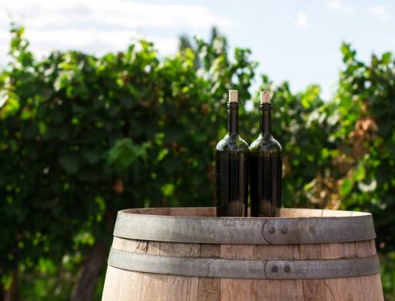 Bouteilles de vin sur un tonneau