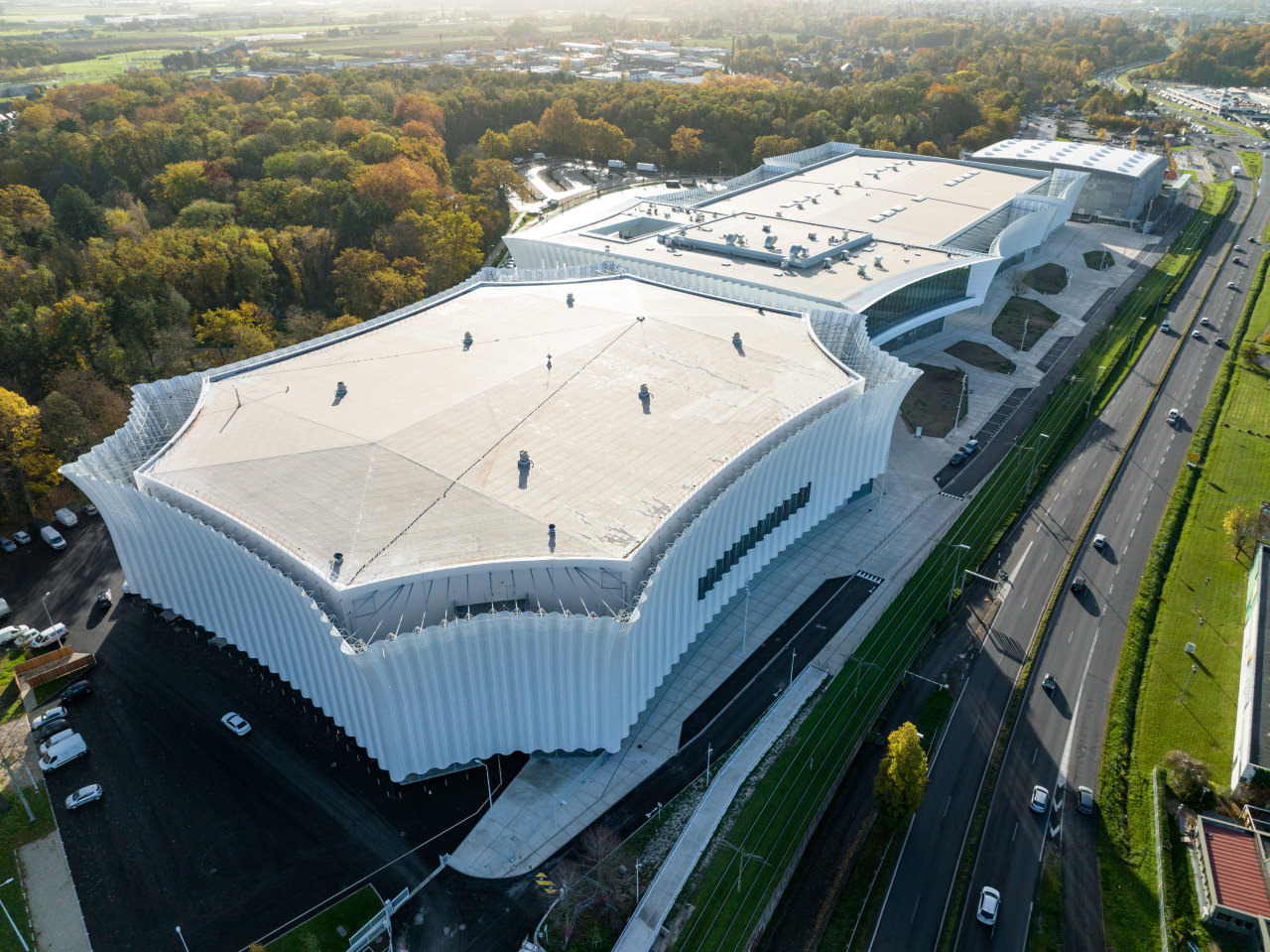 Vue aérienne de CO'Met avec l'Aréna en premier plan puis le palais des congrès, le parc des expositions et le Zenith