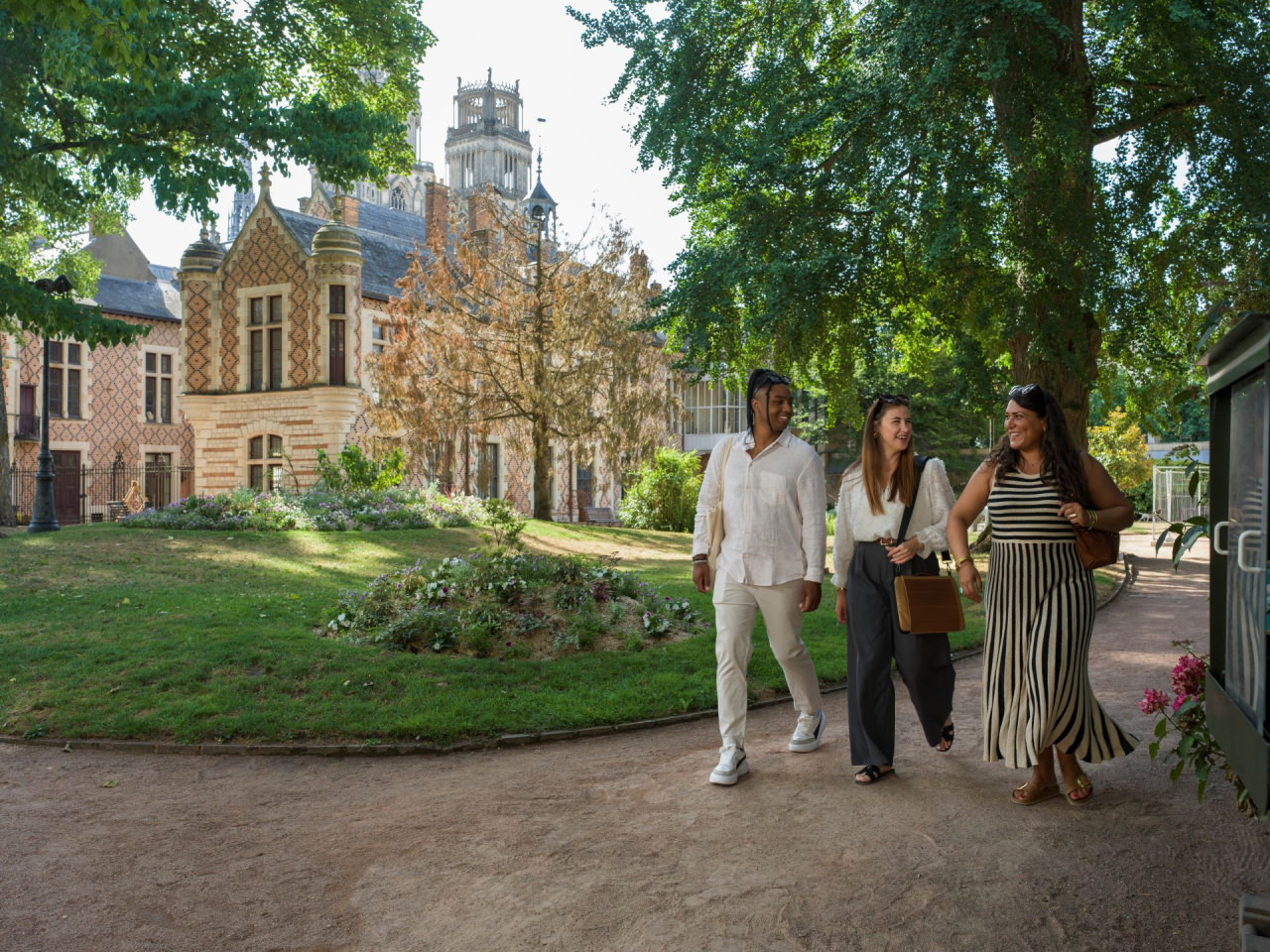 3 personnes se baladent dans les Jardins de l'Hôtel Groslot-OVLT©Ludovic LETOT-1