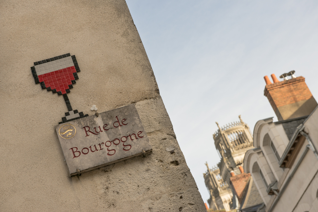 Mosaïque représentant un verre de vin rouge du street artiste MifaMosa, illustrant le nom de la rue de Bourgogne