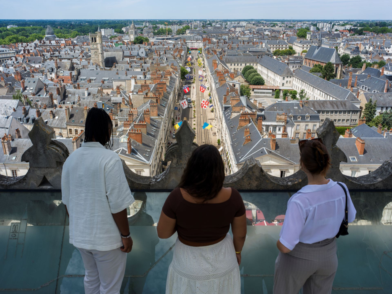 Vue depuis les hauteurs de la cathédrale de la ville d'Orléans et trois personnes regardant la ville