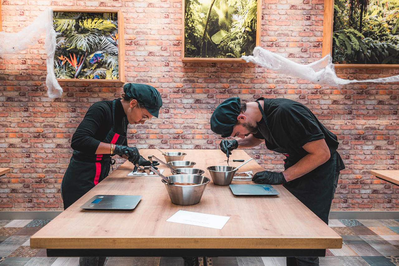 2 personnes faisant un atelier autours du chocolat