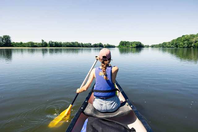 Femme faisant du canoé sur la loire