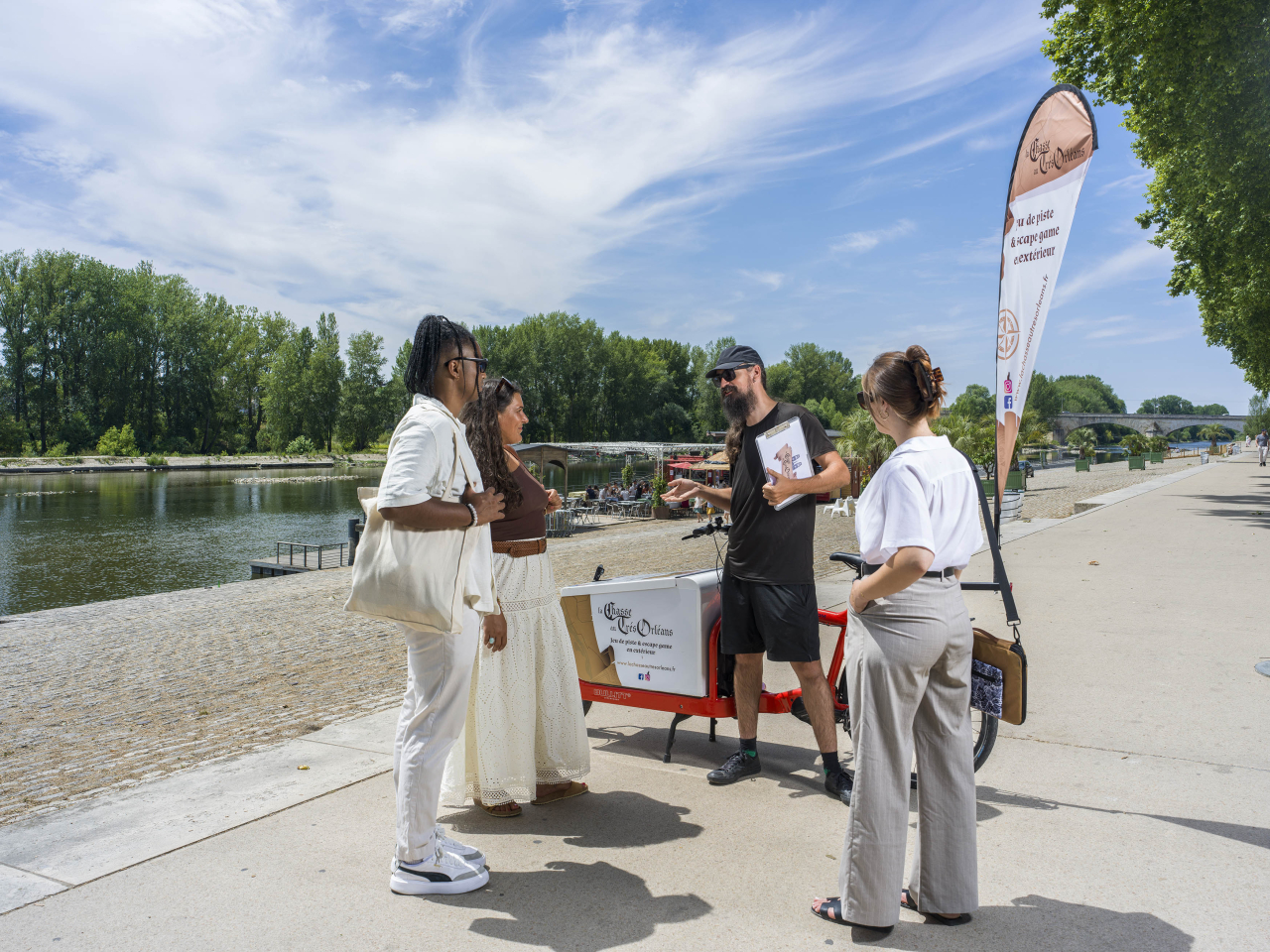 3 personnes écoutant les consignes d'un animateur de la chasse au trésorléans