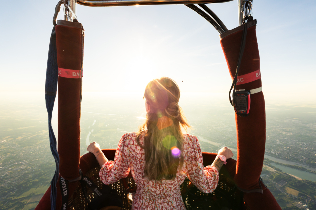 Femme de dos à bord d'une montgolfière
